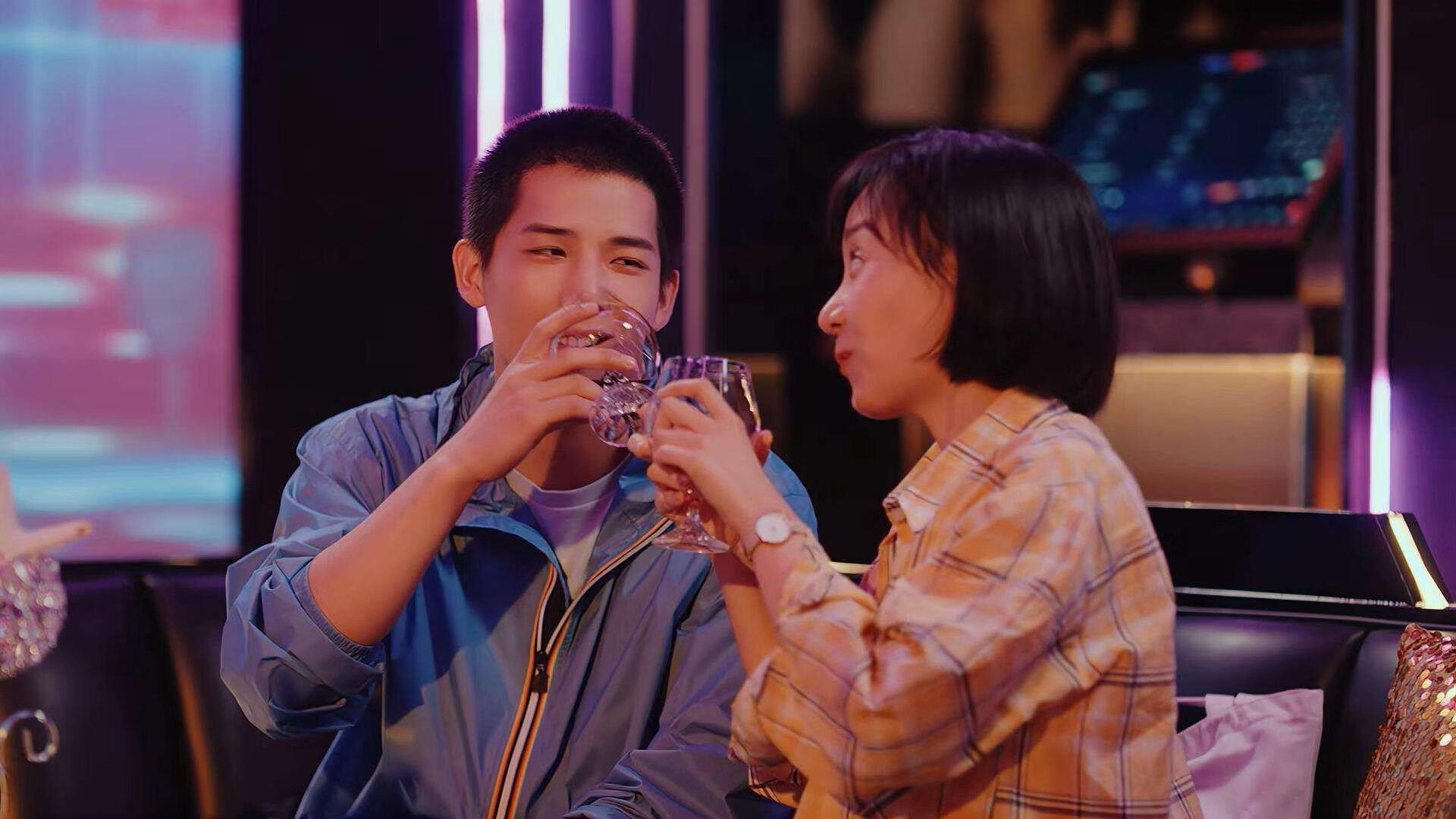 新王加冕，旧王突围，F1夜幕下的速度与足球殿堂里的证明之战