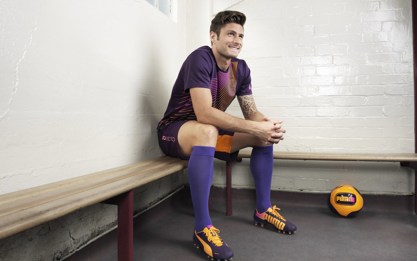 草皮与地板的隔空对决,当世界杯的喧嚣遇见深圳队的沉默碾压